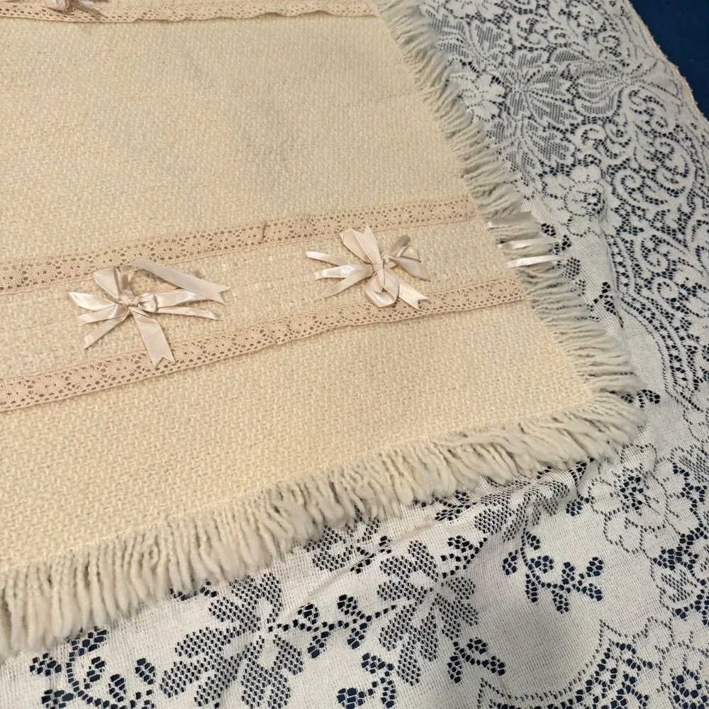 Branigan Weavers Cream Wool Baby Blanket Heirloom Lace‎ Ribbon Bows Fringed Edge